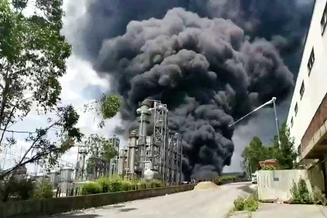 චීනයේ තෙල් පිරිපහදුවක ගින්නක් චීනයේ තෙල් පිරිපහදුවක ගින්නක්