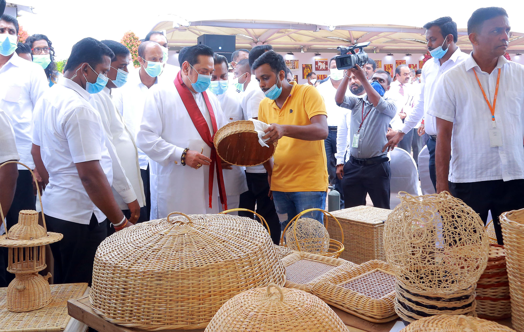 හස්ත කර්මාන්තය නගාසිටුවන්න නම් ඒවා පරිහරණය කරන්න – අගමැති කියයි හස්ත කර්මාන්තය නගාසිටුවන්න නම් ඒවා පරිහරණය කරන්න – අගමැති කියයි