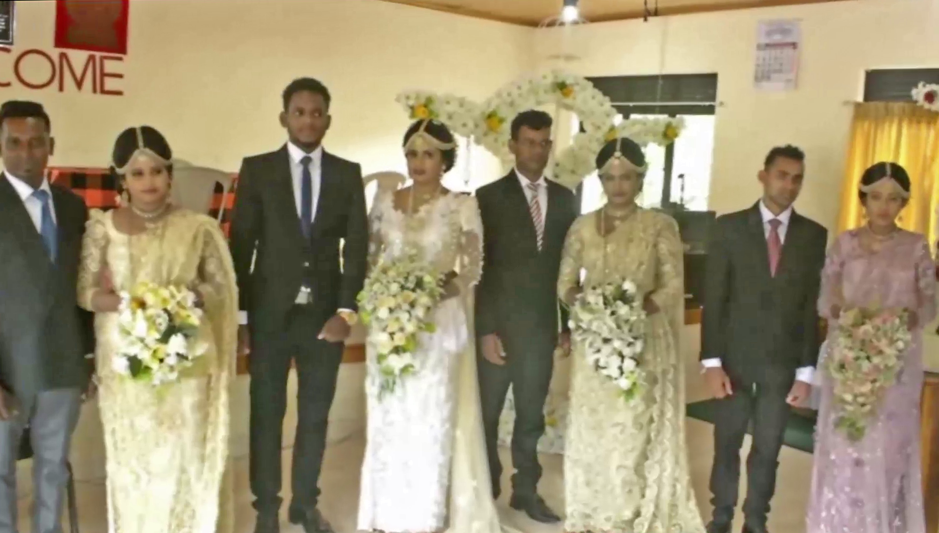 විවාහ නොවී පවුල් කෑ, යුවළ 5 ක් විවාහ කෙරවූ හැටි (VIDEO) විවාහ නොවී පවුල් කෑ, යුවළ 5 ක් විවාහ කෙරවූ හැටි (VIDEO)