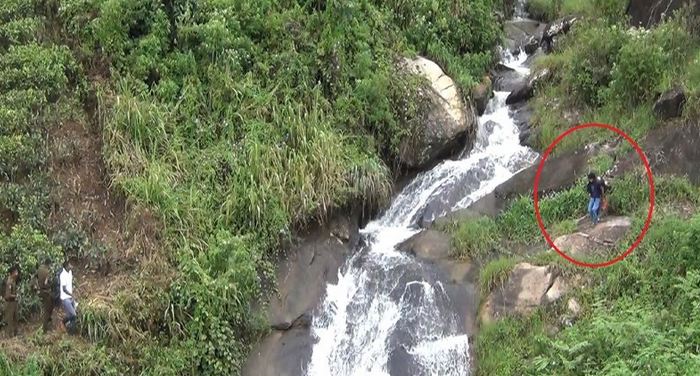 දිය ඇල්ලකින් පැන සියදිවි හානි කර ගැනීමට උත්සහ කළ තරුණයෙක් පොලිසියෙන් බේරාගැනේ දිය ඇල්ලකින් පැන සියදිවි හානි කර ගැනීමට උත්සහ කළ තරුණයෙක් පොලිසියෙන් බේරාගැනේ