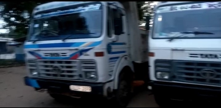 බලපත්ර නොමැතිව පස් ප්රවාහනය කල ටිපර් රථ තුනක් සමග තිදෙනකු පොලිස් අත්අඩංගුවට බලපත්ර නොමැතිව පස් ප්රවාහනය කල ටිපර් රථ තුනක් සමග තිදෙනකු පොලිස් අත්අඩංගුවට