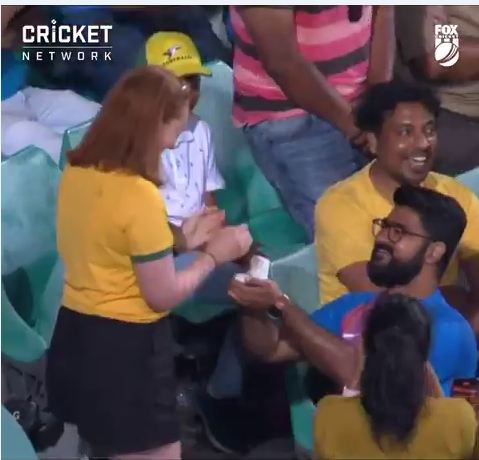 ක්රිකට් තරඟය මැද ඕස්ට්රේලියානු යුවතියගෙන් කැමැත්ත ඉල්ලූ ඉන්දියානු තරුණයා ක්රිකට් තරඟය මැද ඕස්ට්රේලියානු යුවතියගෙන් කැමැත්ත ඉල්ලූ ඉන්දියානු තරුණයා