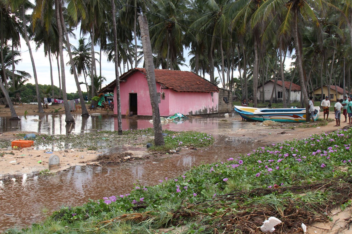 මුහුද ගොඩ ගැලීමෙන් මුතුපන්තිය යටවෙයි – PHOTOS මුහුද ගොඩ ගැලීමෙන් මුතුපන්තිය යටවෙයි – PHOTOS