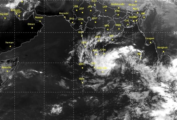 හෙට නැගෙනහිර වෙරළට පැමිණීමට නියමිත සුළි කුණාටුව හෙට නැගෙනහිර වෙරළට පැමිණීමට නියමිත සුළි කුණාටුව