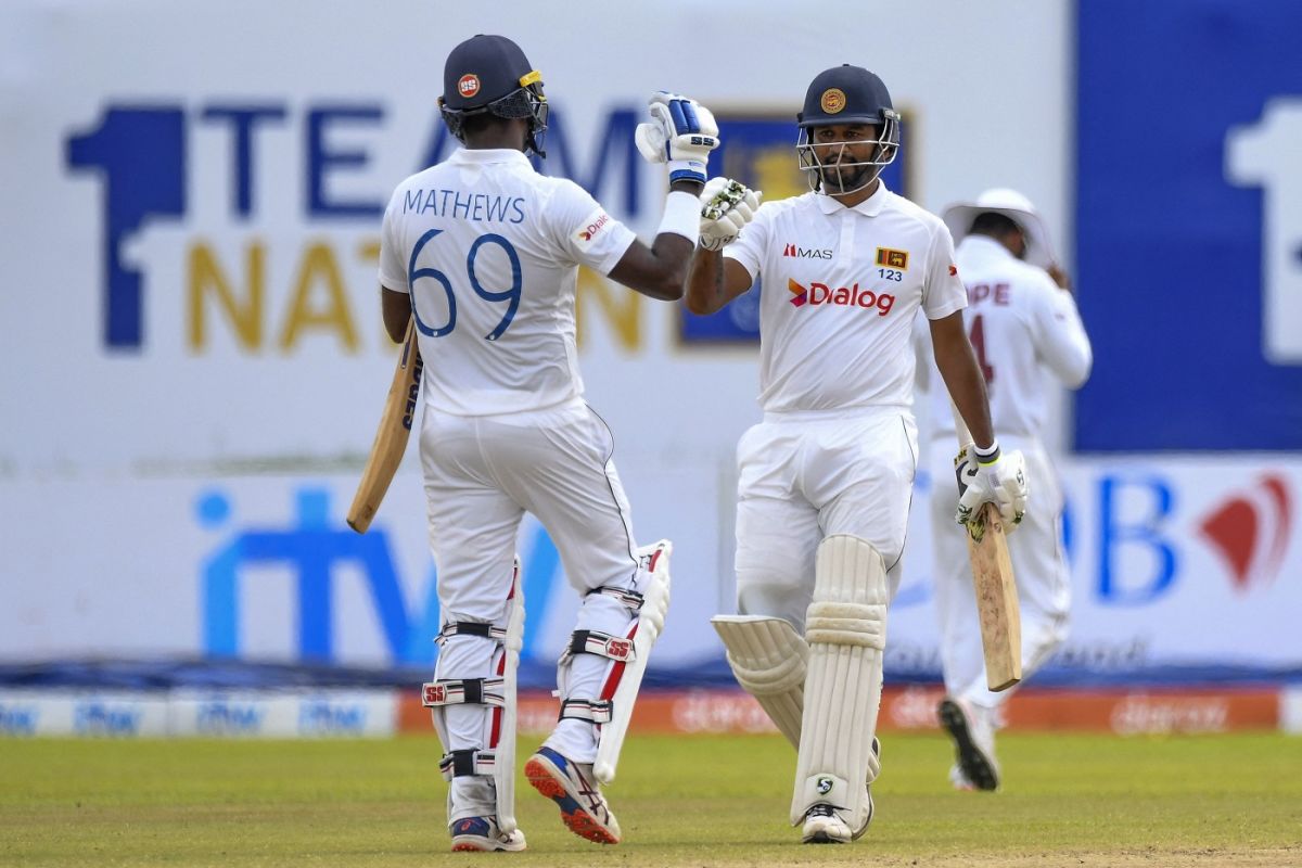 දිමුත් සහ මැතිව්ස් ගාලු පිටිය වර්ණවත් කළ අයුරු (PHOTOS) දිමුත් සහ මැතිව්ස් ගාලු පිටිය වර්ණවත් කළ අයුරු (PHOTOS)